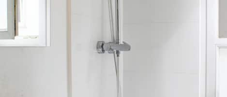 Douche, serviettes fournies