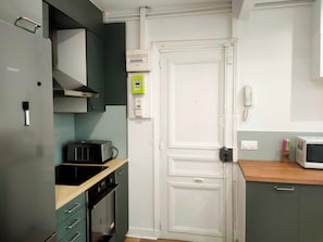 Refrigerador, microondas, horno y lavavajillas 