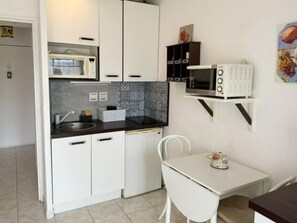 Fridge, microwave, oven, coffee/tea maker