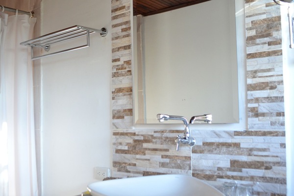 Habitación estándar doble, vistas a la montaña | Baño | Ducha, toallas, jabón y champú