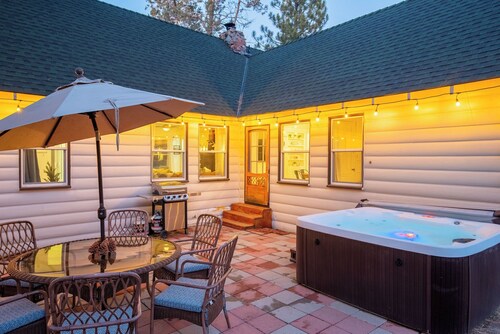 Toasty Marshmallow Cabin: 3b/2b Ideal Layout. Pets Ok. Spa. Games & Poker Table