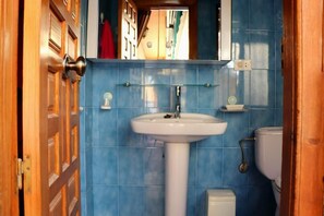 Haartrockner, Bidet, Handtücher, Seife