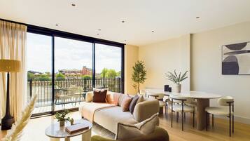 Deluxe Penthouse, 2 Bedrooms, Balcony | City view