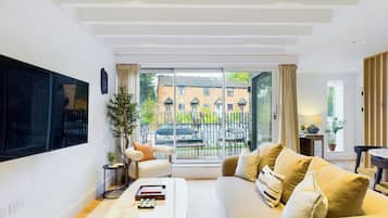 Comfort House, 3 Bedrooms, Balcony, Canal View | Individually decorated, individually furnished, desk, laptop workspace
