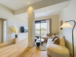 Appartement Deluxe, balcon | Coin séjour | TV connectée de 45 pouces avec chaînes numériques, Netflix