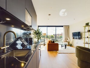 豪華公寓, 2 間臥室, 陽台, 城市景觀 | 私人廚房 | 大型冰箱、微波爐、烤箱、爐台