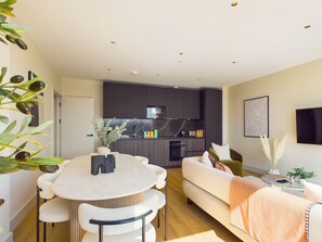 顶层房, 2 间卧室, 阳台, 城市景观 | 餐厅