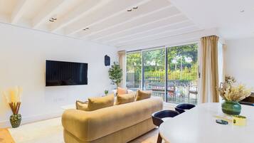 Deluxe House, 3 Bedrooms, Balcony, Canal View | 2 bedrooms, individually decorated, individually furnished, desk