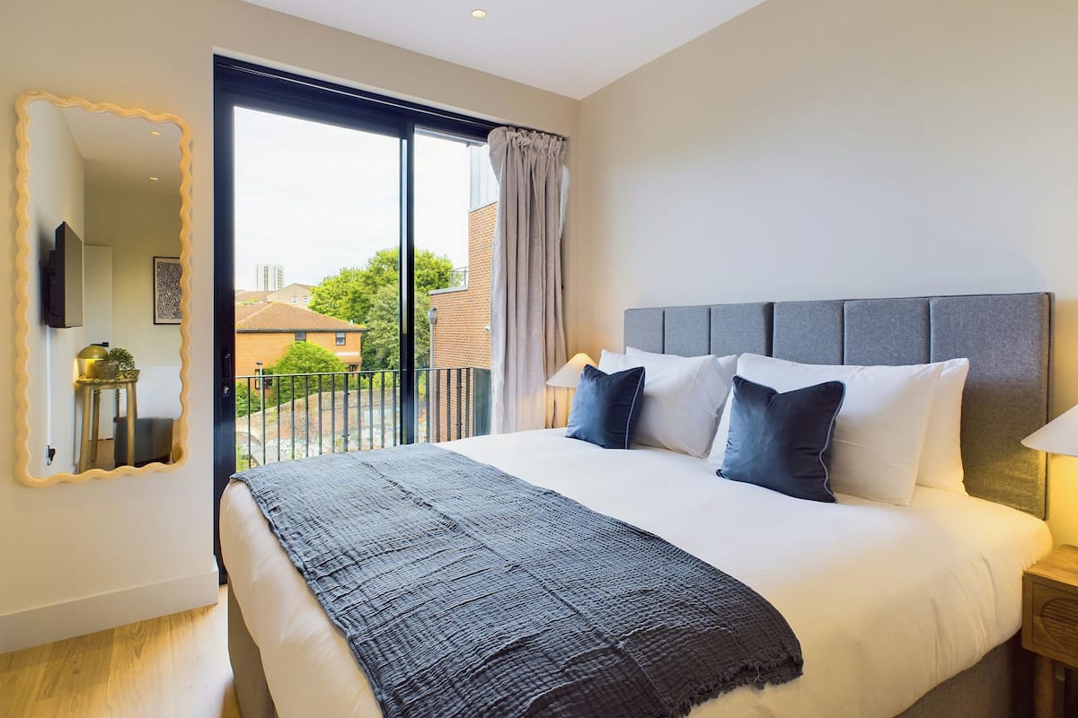 Appartamento Deluxe, 2 camere da letto, balcone, vista città | 2 camere, con stile personalizzato, con arredamento individuale