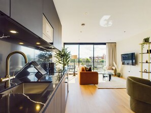 Loftsleilighet – comfort, 2 soverom, balkong | Eget kjøkken | Kjøleskap, mikrobølgeovn, ovn og kokeplater