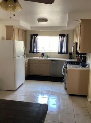 Private kitchen - "Anchor-In on Clear Lake" (Clearlake Oaks)