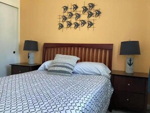 3 habitaciones, tabla de planchar con plancha, wifi y ropa de cama 