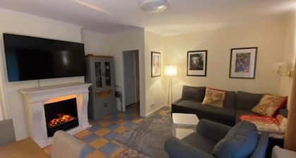 2 Raum-wohnung mit Balkon und Zugang zum Garten. Wohnung Liegt Nach Hinten