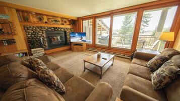 Condo (Pines 2147) | Área de sala de estar | Smart TV