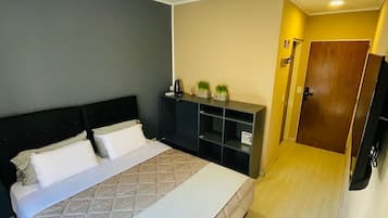 Comfort Double Room | In-room safe, soundproofing, iron/ironing board, free WiFi