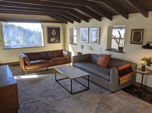 Living area - Mountain Home with Stunning Views & Hot Tub (Victor)