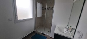 Douche, sĂšche-cheveux, serviettes fournies