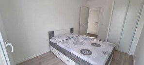 2 habitaciones, tabla de planchar con plancha, wifi y ropa de cama 