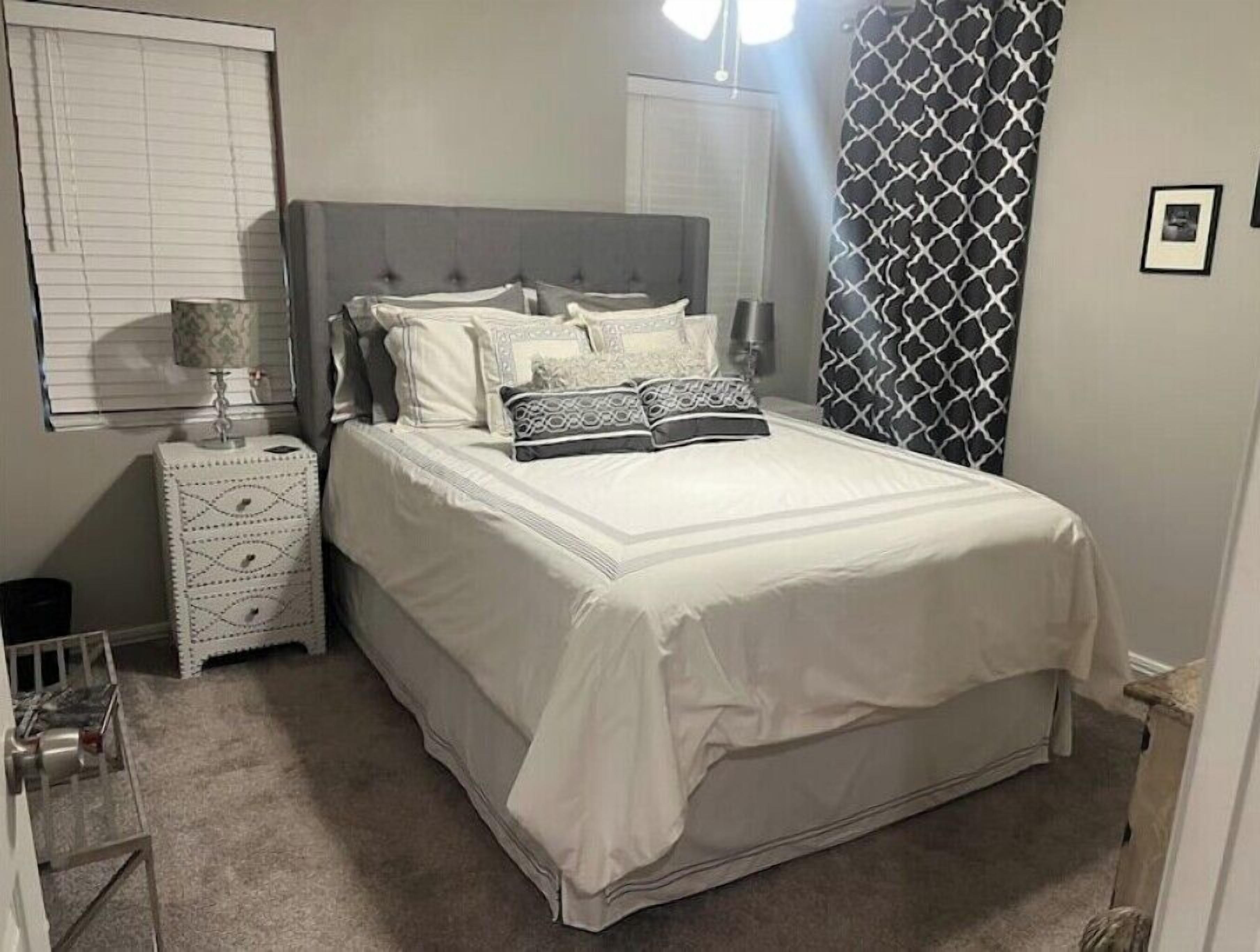 2 bedrooms, in-room safe, desk, iron/ironing board