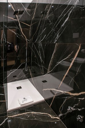 Superior tweepersoonskamer | Badkamer | Een douche, een haardroger, pantoffels, handdoeken