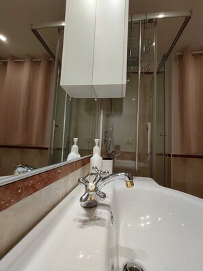 Dusche, Haartrockner, Bidet, Handtücher