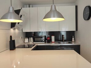 Kühlschrank, Mikrowelle, Ofen, Herdplatte