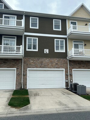 Exterior - Bayside Resort renovated 4 bed, 3.5 bath, across from Sun Ridge pool! Sleeps 10  (Selbyville)