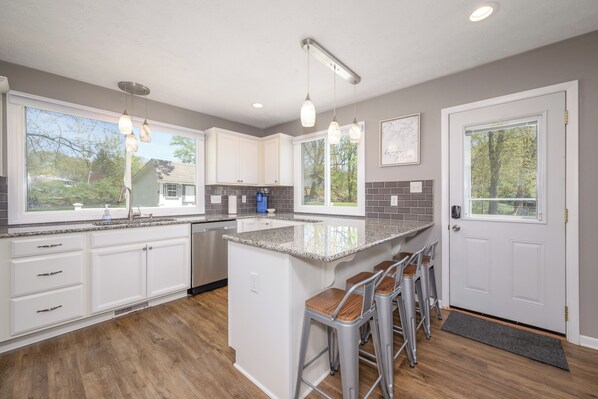 冷蔵庫、電子レンジ、オーブン、コンロ