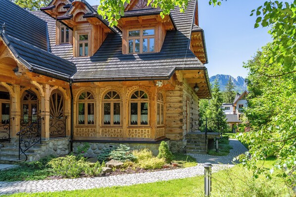 Front of property - Willa Elżbiecina (Zakopane)