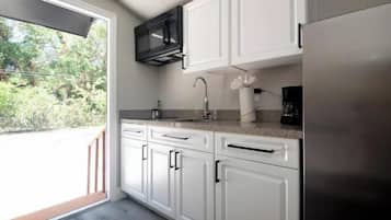 Réfrigérateur, micro-ondes, cafetiÚre/bouilloire, bouilloire électrique