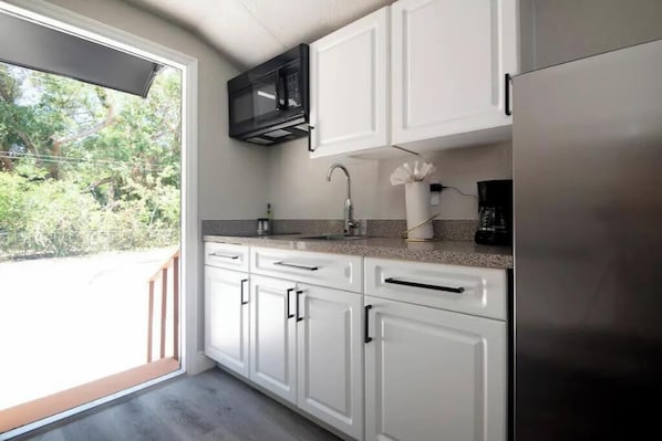 Refrigerador, microondas, cafetera y tetera y tetera eléctrica