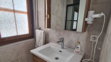 Articles de toilette gratuits, sèche-cheveux, chaussons