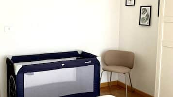 1 Schlafzimmer, Reisekinderbett, kostenloses WLAN, Bettwäsche