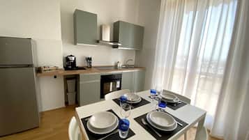 Frigorifero, forno, piano cottura, lavastoviglie