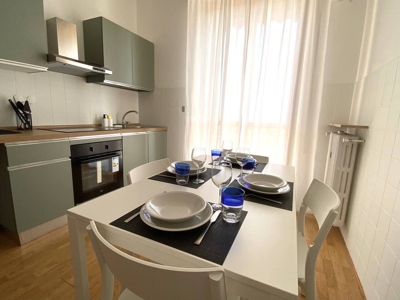 Een moderne keuken met een eethoek voor vier personen.