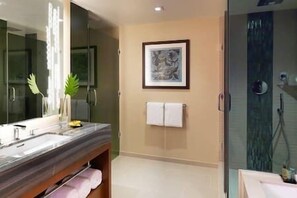 Shower, hair dryer, towels, soap - Grand Islander HGVC Beachfront Resort & Spa, Pool! (Honolulu)