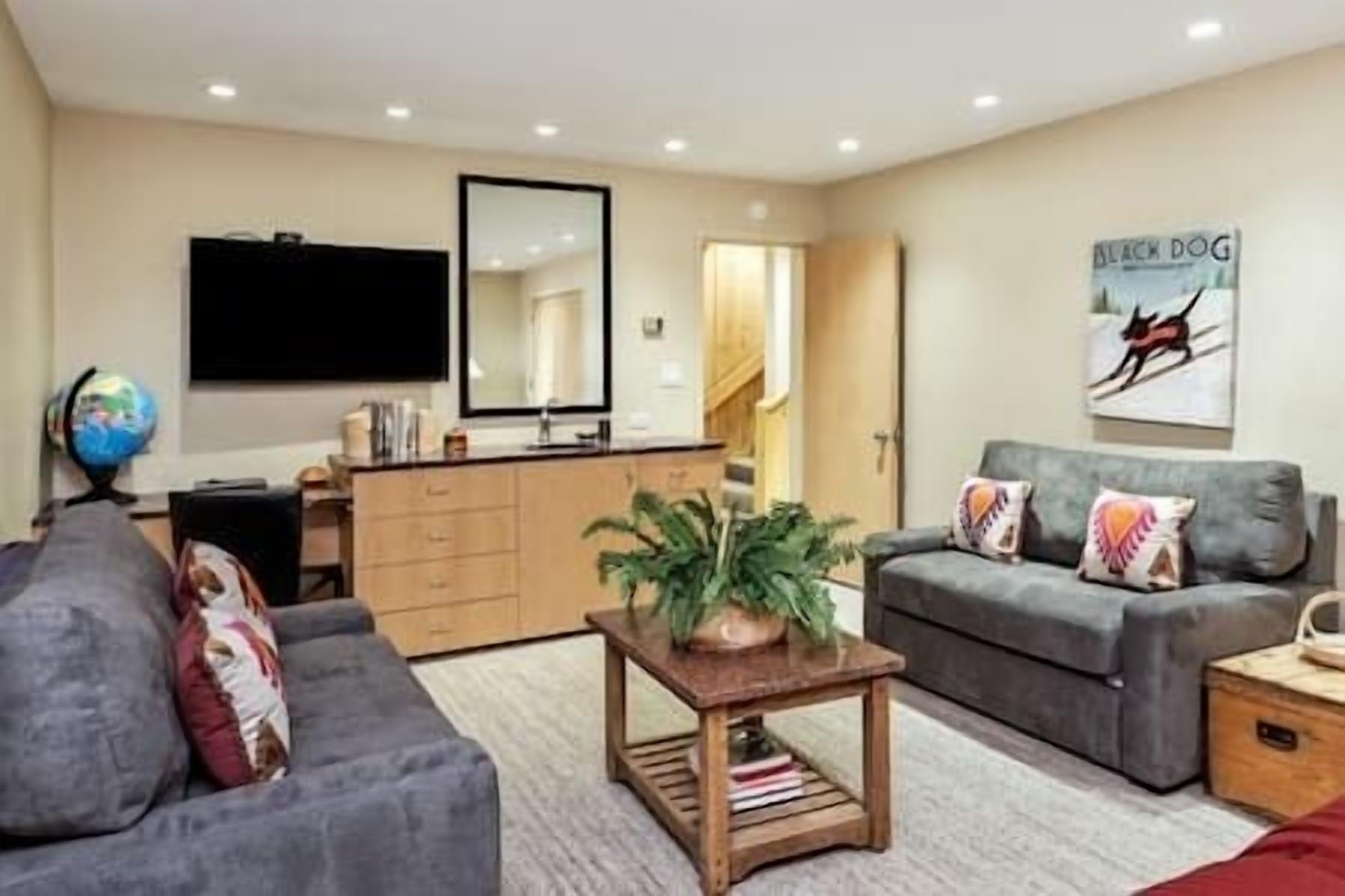4 Bedroom 3 Bath Aspen Core Condo, Ski-In/Ski-Out!