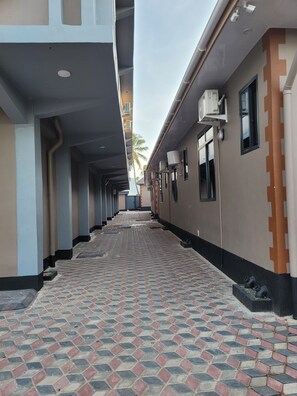 Exterior - Revic Hotel - Airbnb & Apartments (Dar es Salaam)