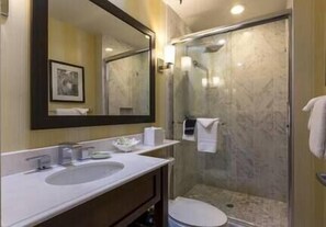 Dusche, Haartrockner, Handtücher