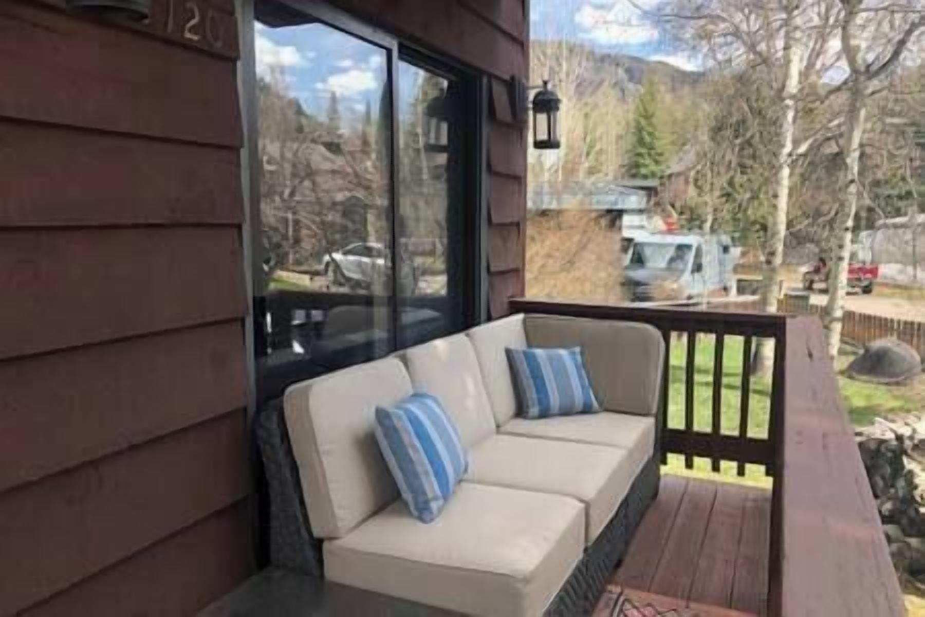 5 Cheerful Spacious Home, Near Town, Views!