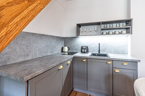 Fridge, microwave, stovetop, dishwasher