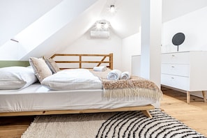 1 bedroom, desk, free WiFi, bed sheets