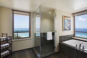 Hair dryer, towels, soap, toilet paper - Grand Islander HGVC HV Beachfront Resort & Spa (Honolulu)