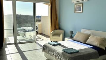 Kamar Double Deluks, pemandangan laut | Didekorasi berbeda-beda dan dilengkapi dengan perabotan berbeda-beda