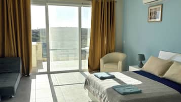 Habitación Deluxe doble, vistas al mar | Decoración individual, mobiliario individual, escritorio