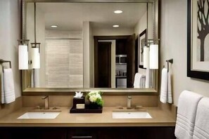 Hårtørrer, håndklæder, Sæbe, Toiletpapir