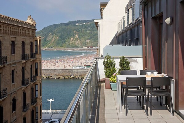 تناول الطعام بالخارج