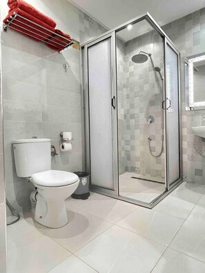 Shower, hair dryer, towels, soap - Royalty’s Heart OF Tangier (Tanger)