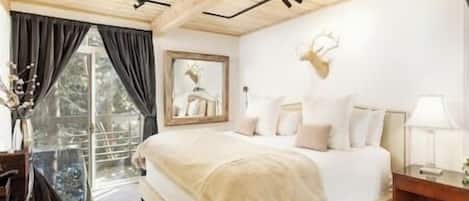 4 bedrooms, iron/ironing board, Internet, bed sheets