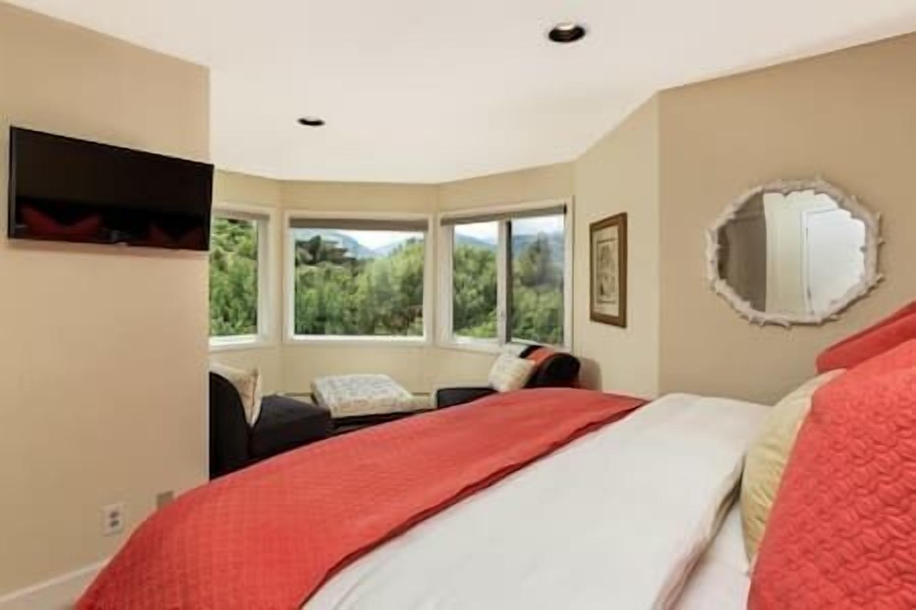 SPACIOUS 5 BEDROOM HOME RED MOUNTAIN-HOT TUB-ASPEN